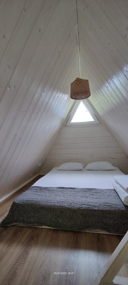  Дом A-frame в окружении леса.