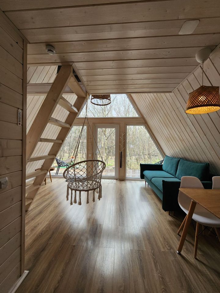  Дом A-frame в окружении леса.