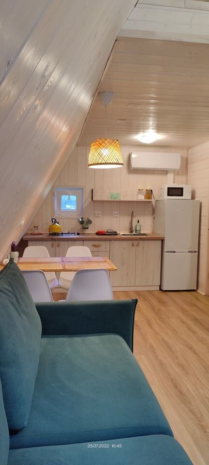 Дом A-frame в окружении леса.