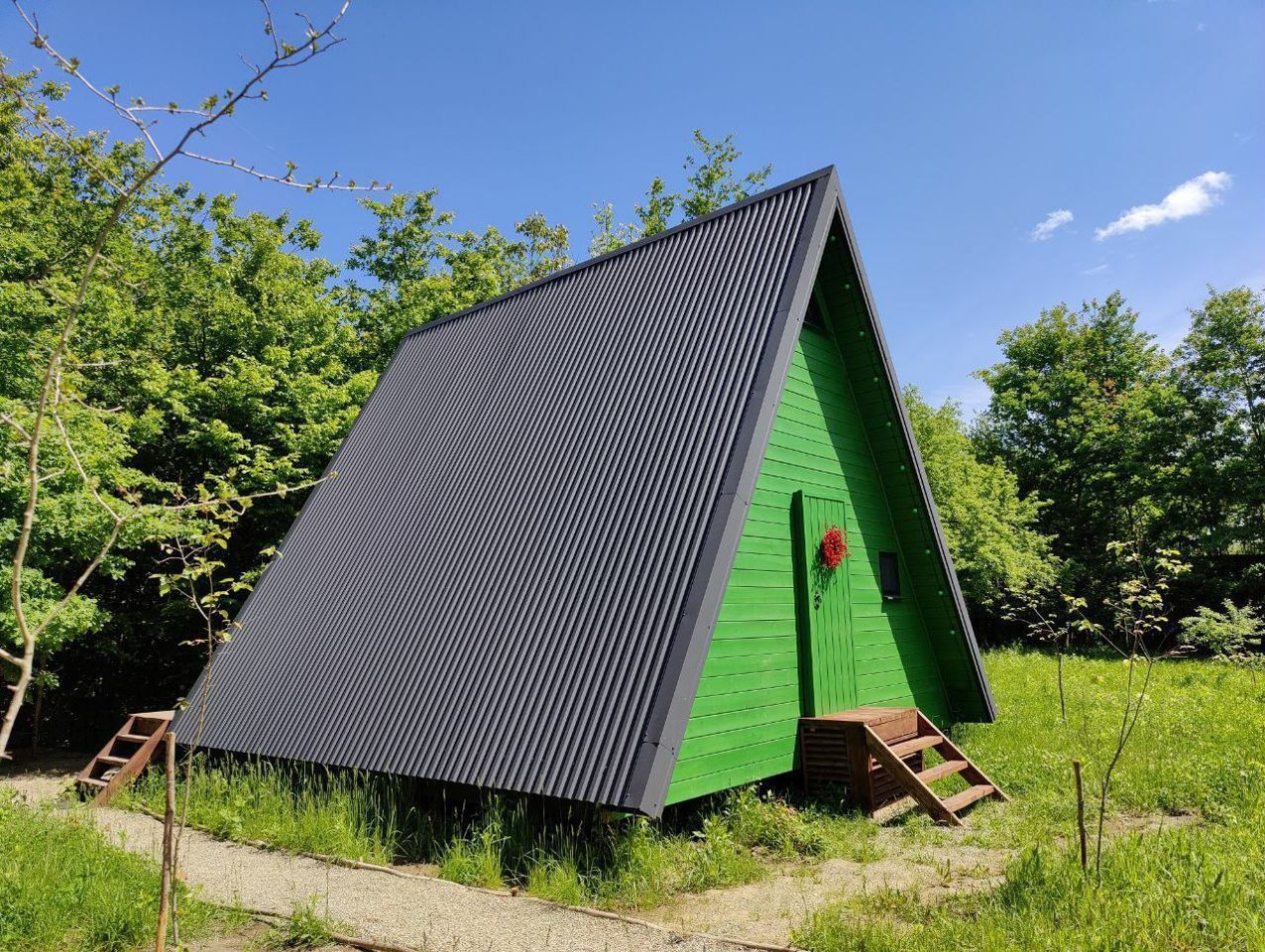 Дом A-frame в окружении леса.