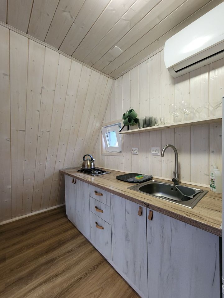  Дом A-frame в окружении леса.