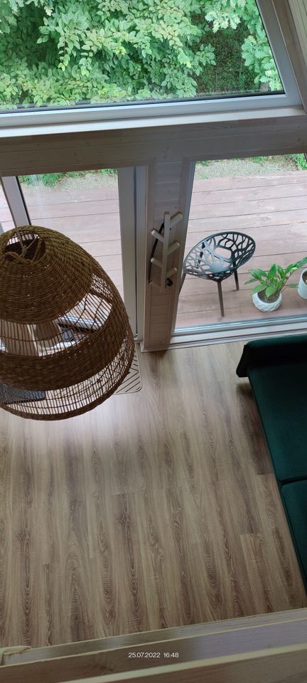 Дом A-frame в окружении леса.