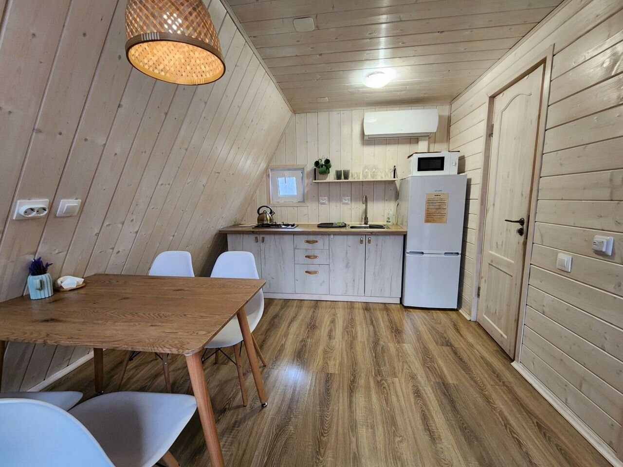  Дом A-frame в окружении леса.
