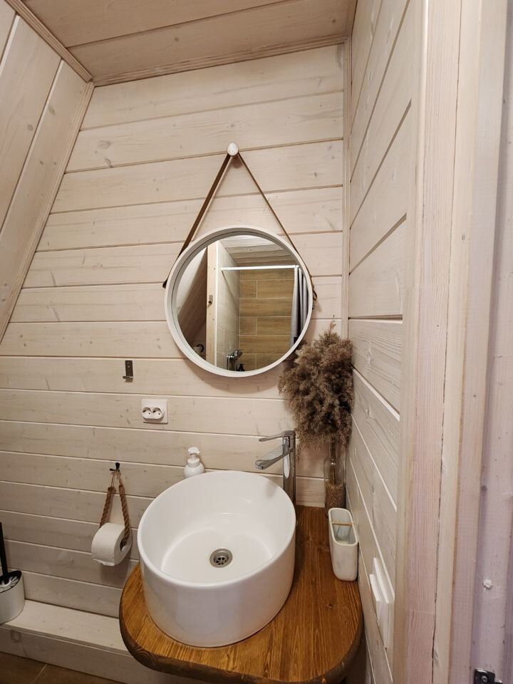  Дом A-frame в окружении леса.