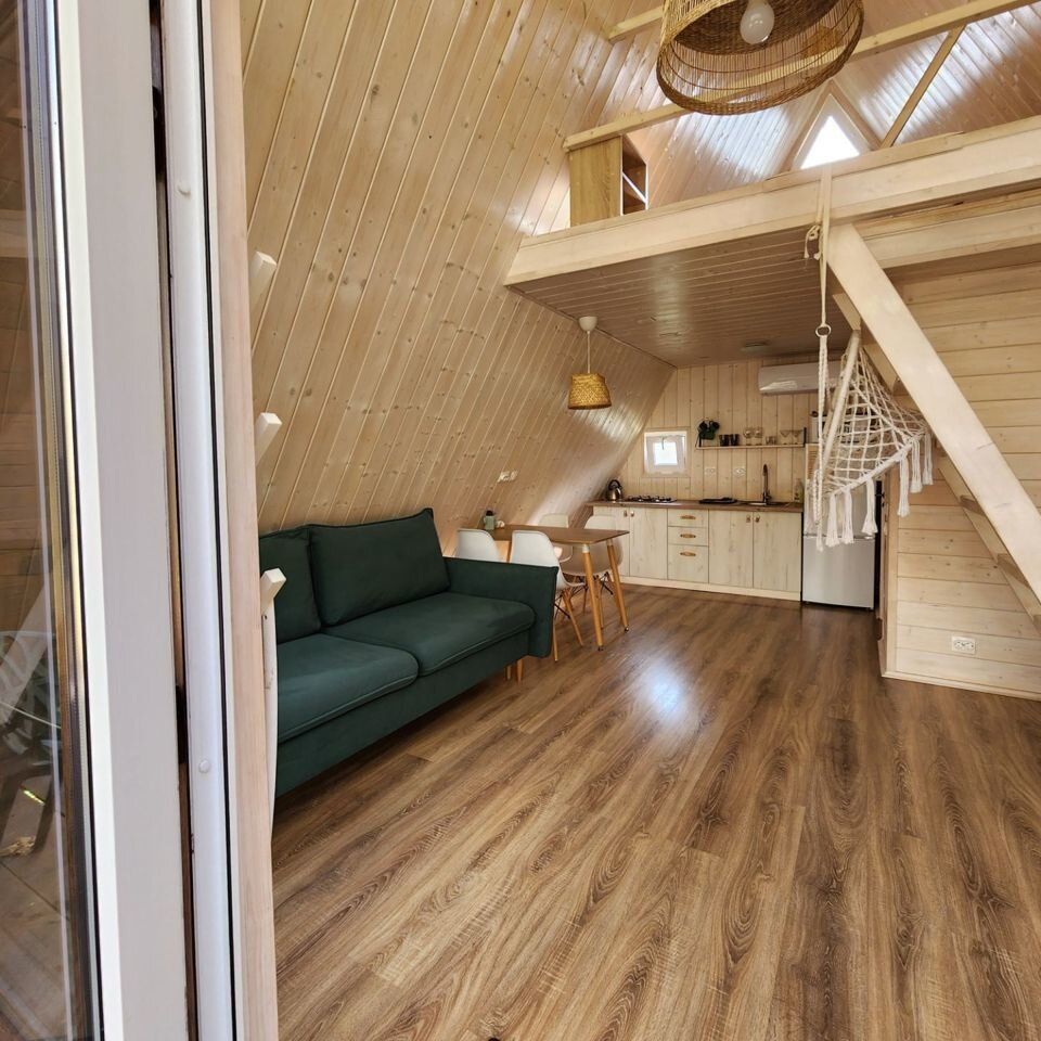  Дом A-frame в окружении леса.